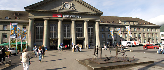 Bild Sonntagsverkäufe - die Plattform für alle Öffnungszeiten - Bild - Bahnhof Biel Bienne